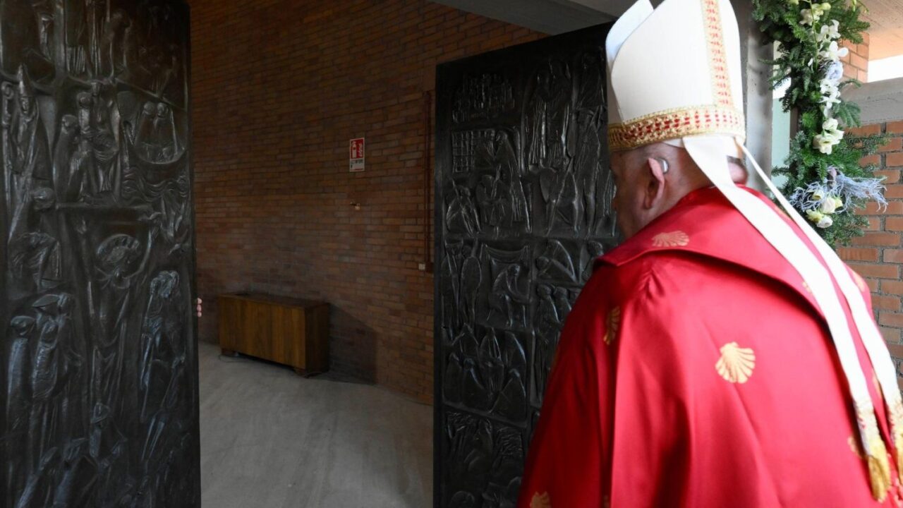 Papa Francesco apre la Porta Santa a Rebibbia: “Non perdete la speranza