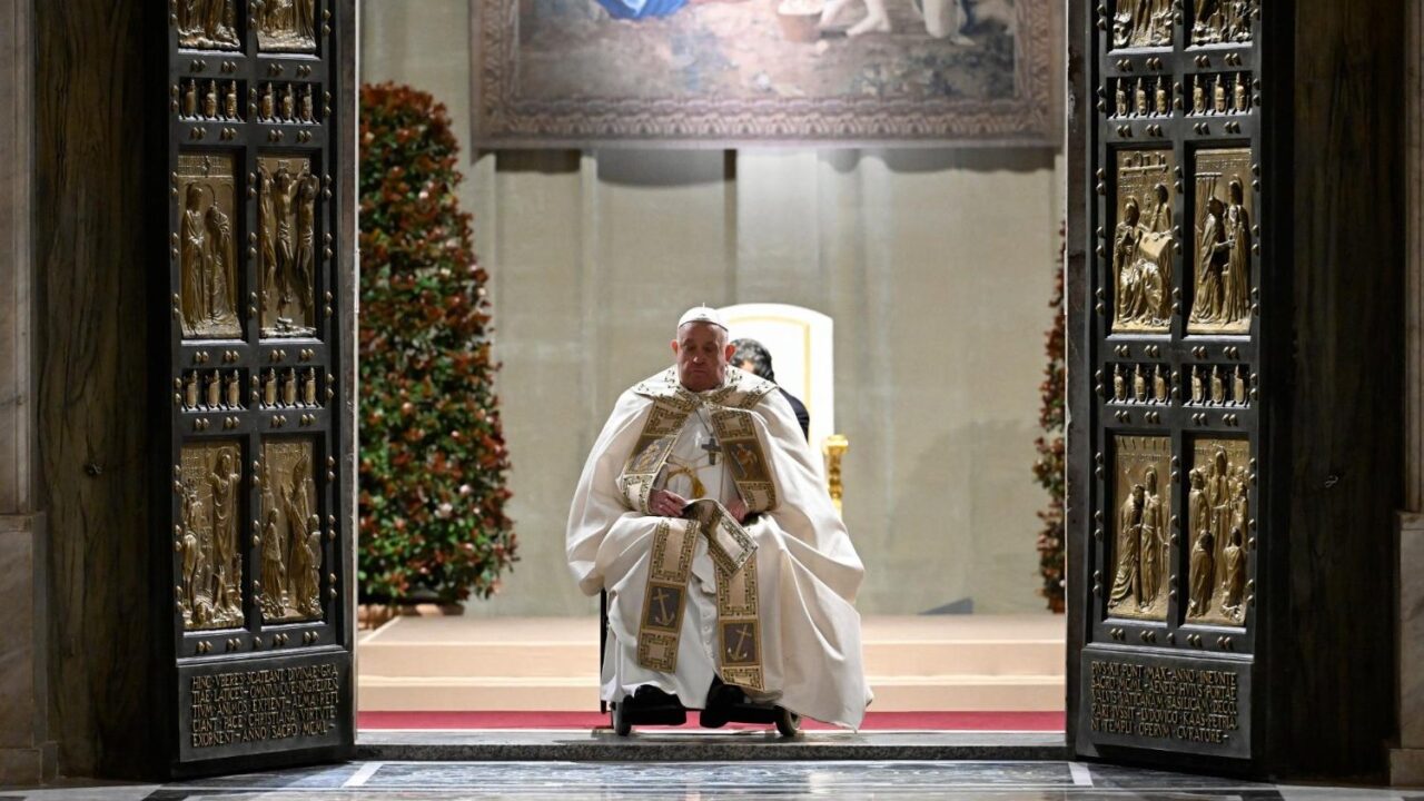 “Papa Francesco apre l’Anno Santo: un appello alla speranza e alla pace”